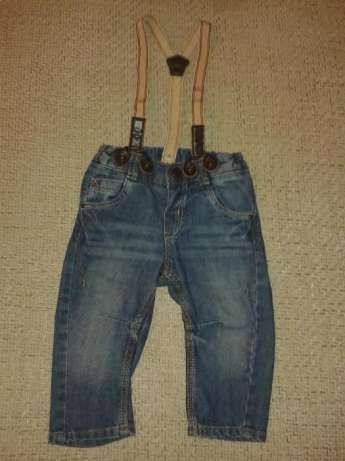 Моднячие джинсы на подтяжках H&M на 6-12 мес,рост 68-74 см