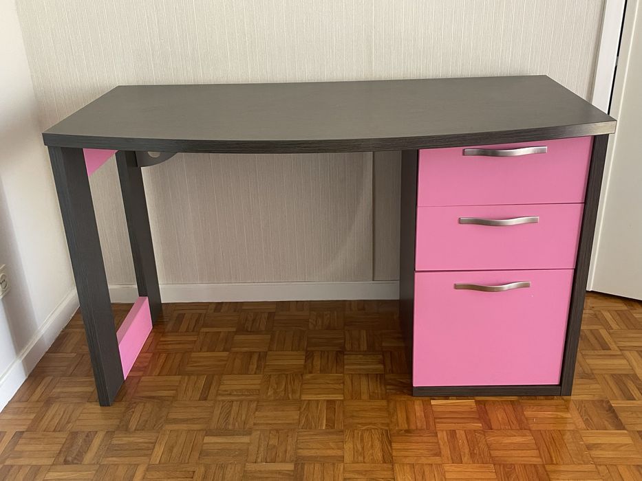 Secretaria TGV cinza e rosa