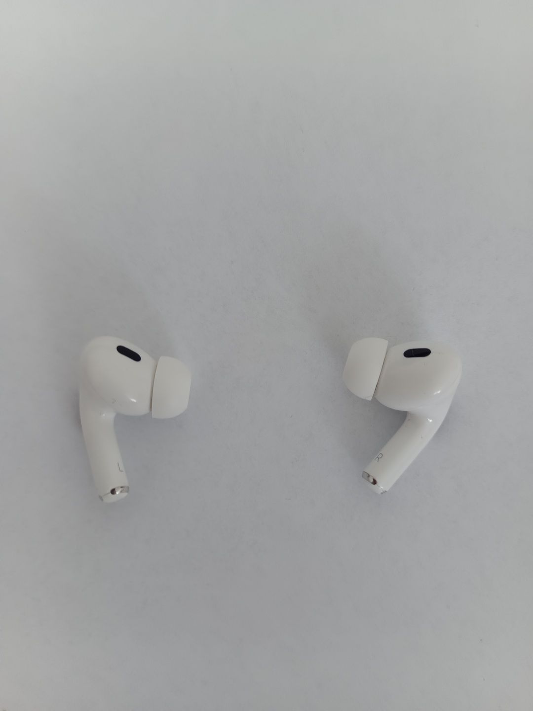 Продам AirPods Pro 2 (оригінал, повний комплект, б/в)