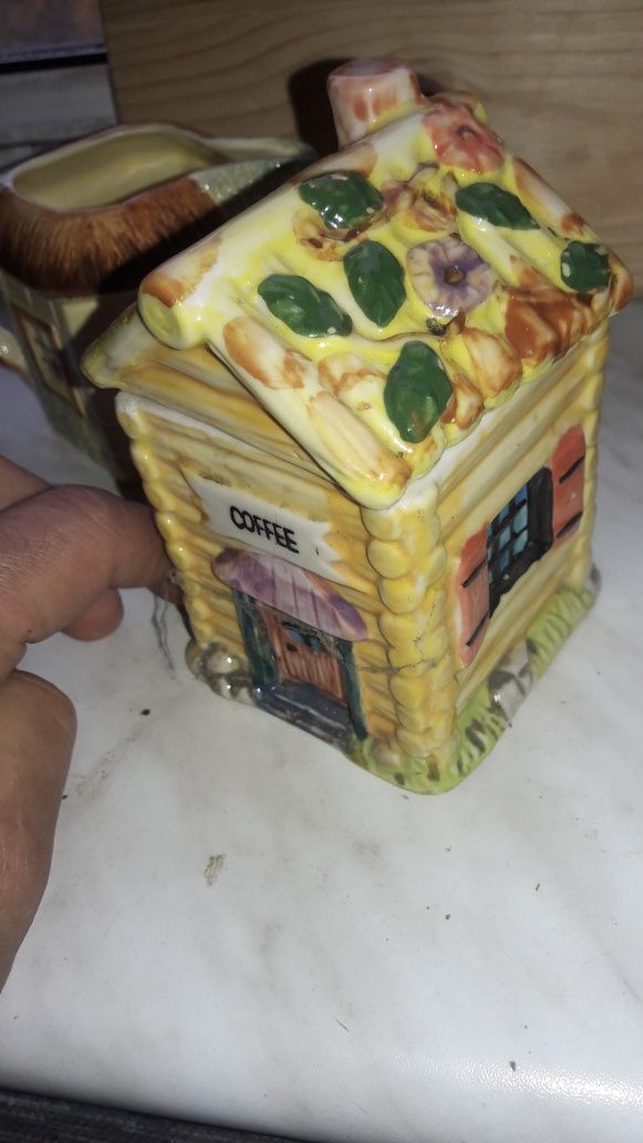 Посуда чая,кофе, сахар, сливки.