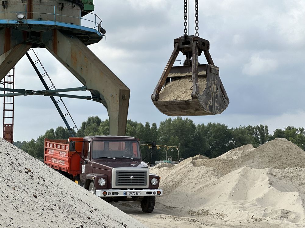 Песок щебень чернозем.Доставка ГАЗ,ЗИЛ.Пісок,щебінь,відсів,щпс,дрова