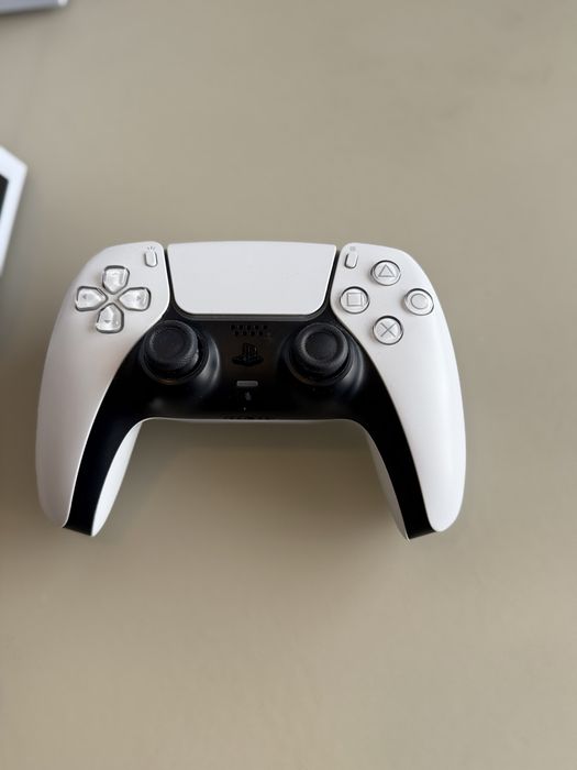 PlayStation 5 z napędem + 2 pady + stacja chłodząca z ładowaniem