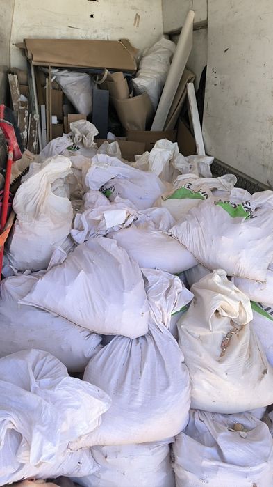 Fazemos limpezas recolhas de entulho madeira e monos