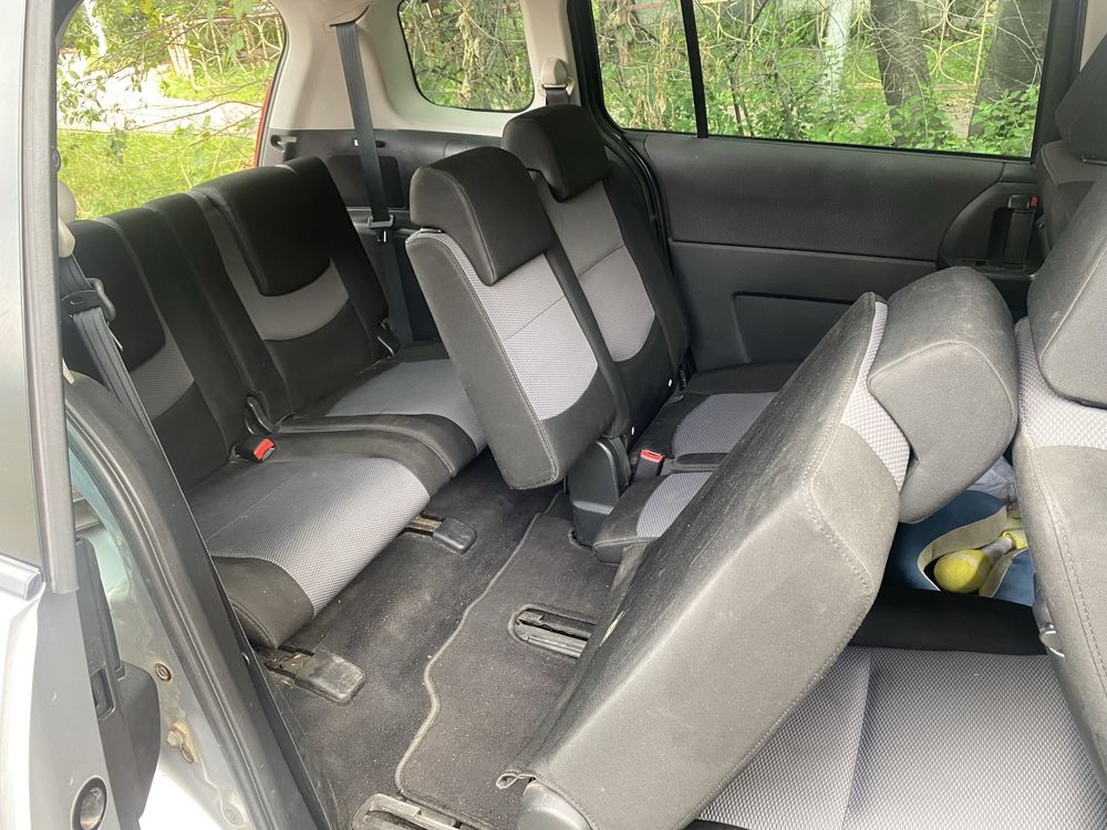 Машина Mazda 5  2005 рік