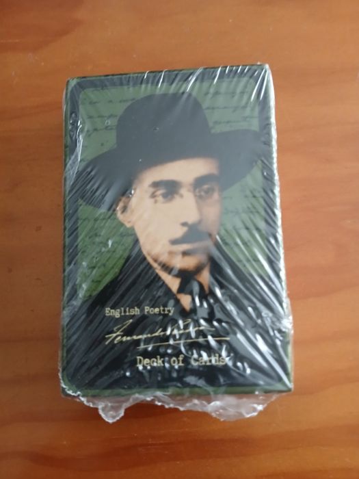 Baralho de cartas com escritos de Fernando Pessoa