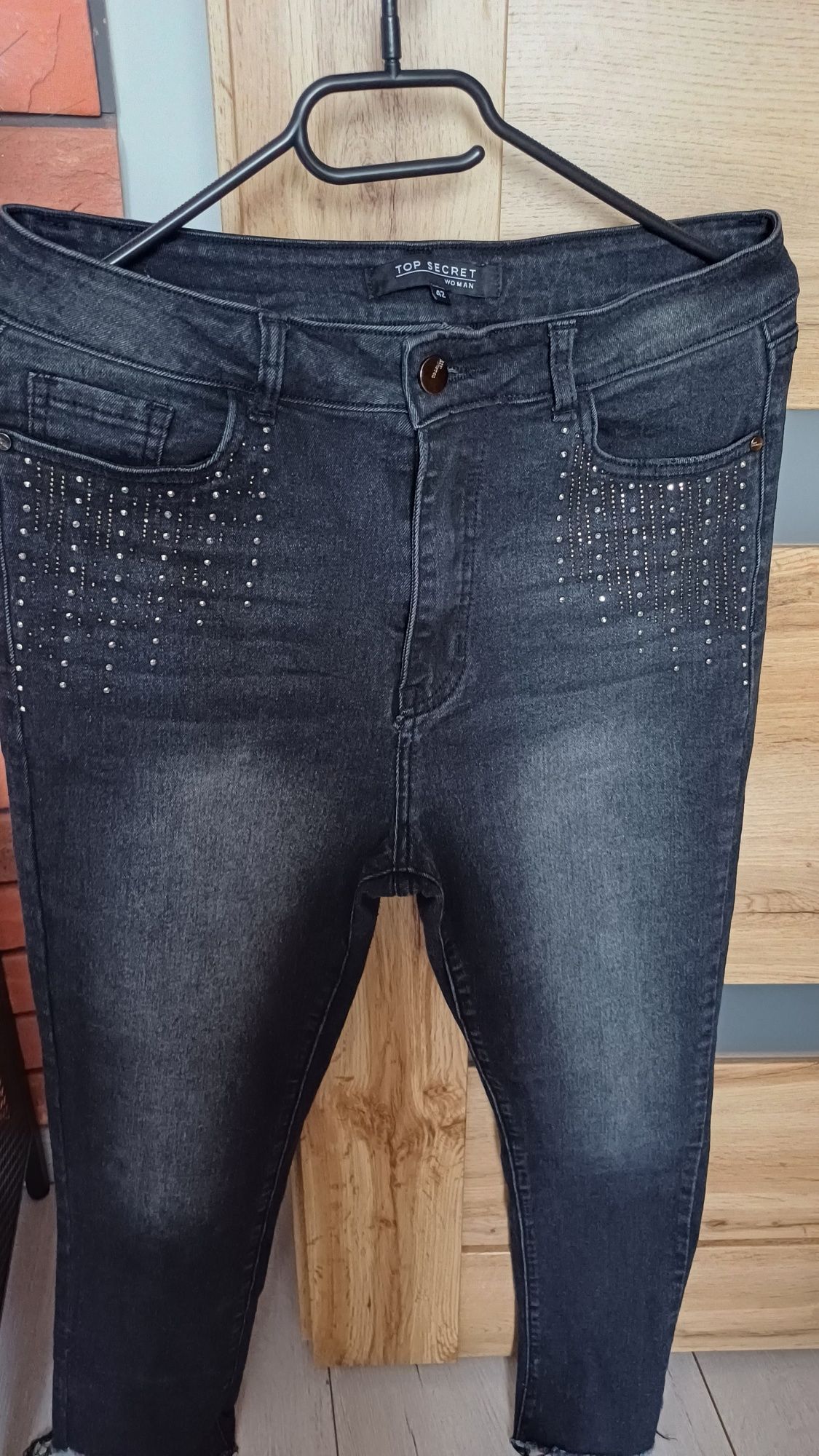 Top Secret czarne spodnie jeansowe z cyrkoniami r. 42 XL