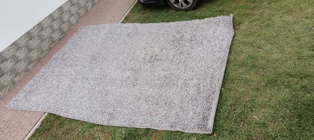 Dywan używany w dobrym stanie.