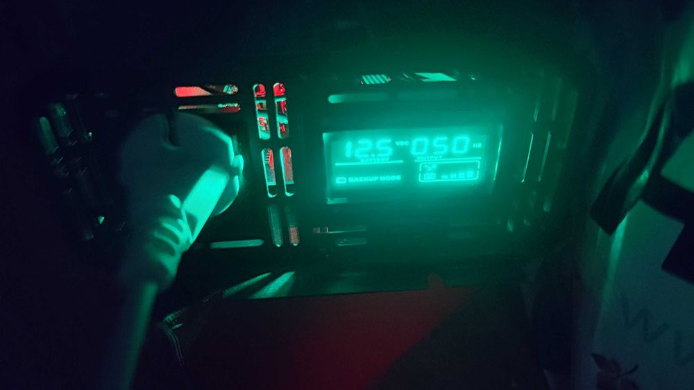 Продам новий інвертор EAFC 5000 12В на 220В з потужністю 2800/5000 Вт