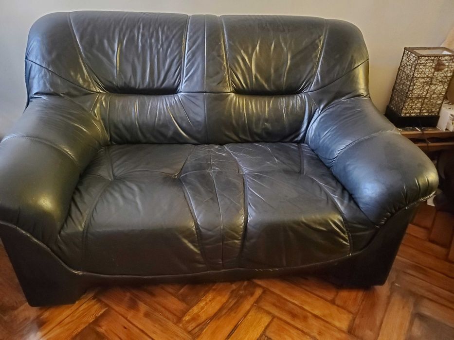 Диван кожа двійка  в идеальному стані.