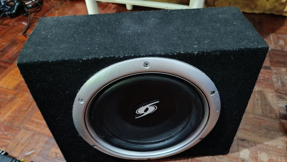 Subwoofer e amplificador 150 RMS