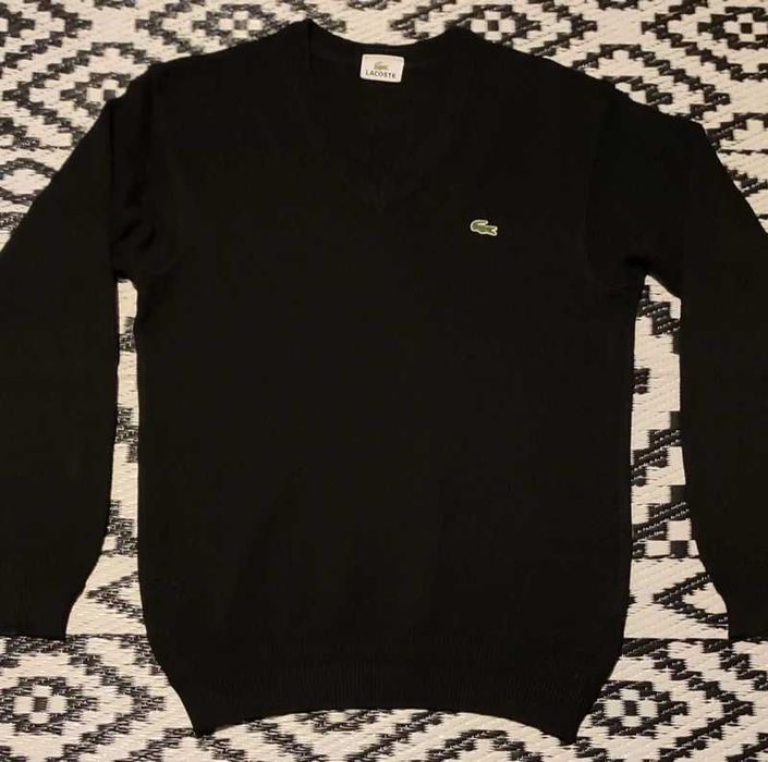 Ciepły sweter Lacoste v dekolt
