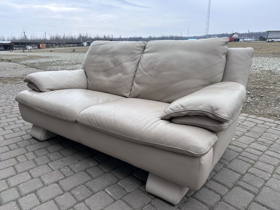 Диван. Шкіряний диван.