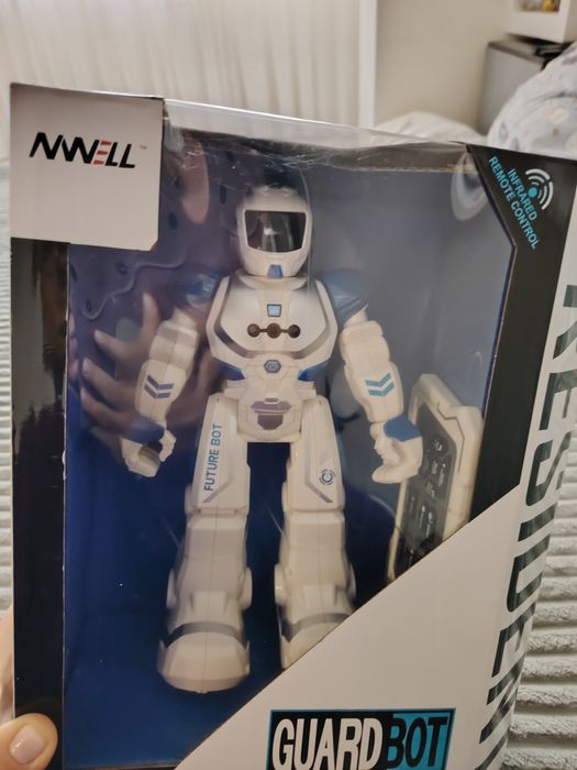 Робот на пульте управления