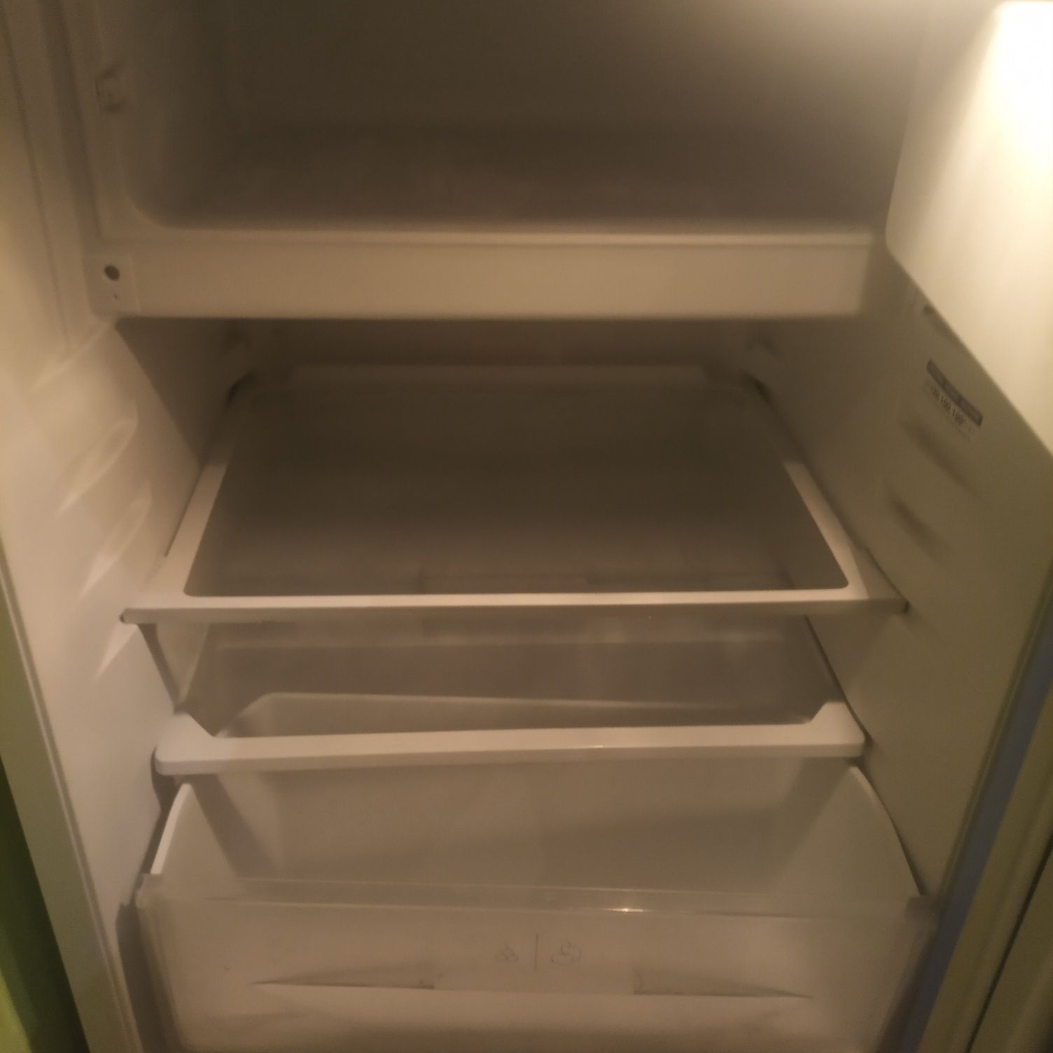 mała lodówka INDESIT z zamrażarnikiem