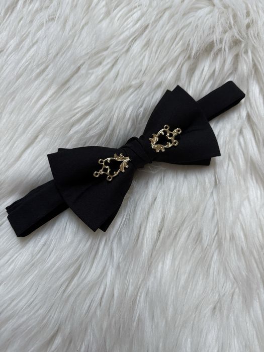 Muszka ze złotą broszką