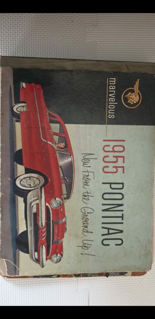 Książka Pontiac Color & Tapicerka z 1955 roku oraz oryginalny album