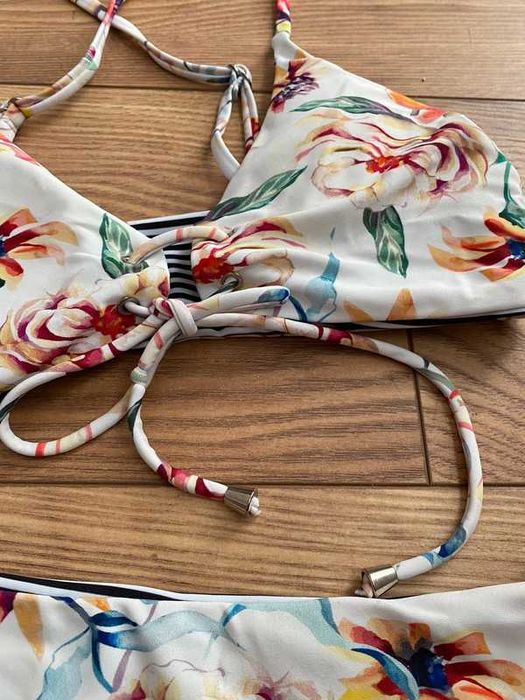 Dwustronny strój kąpielowy w paski i w kwiaty