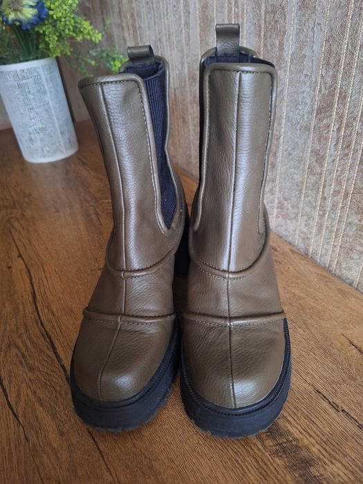 Продам шкіряні жіночі черевики (утепленні), колір хакі.