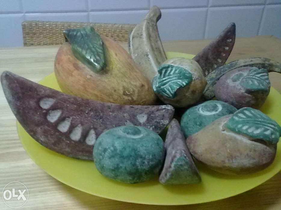Peças de fruta em loiça
