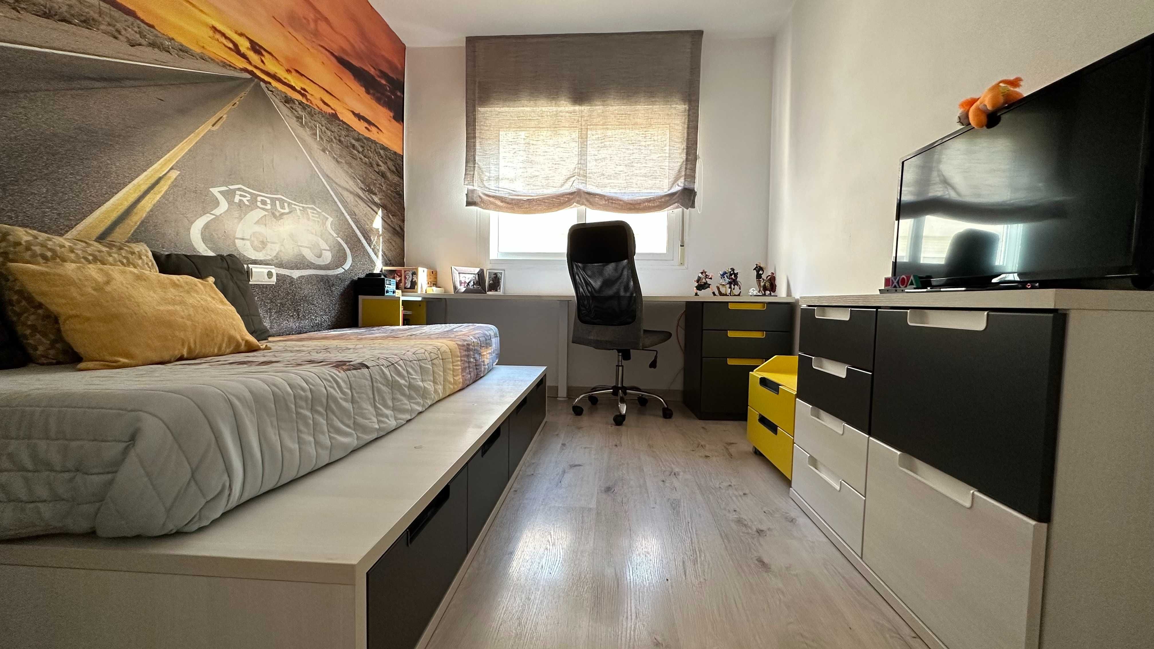 Cómoda de grande capacidade com 4 gavetas e 2 contentores