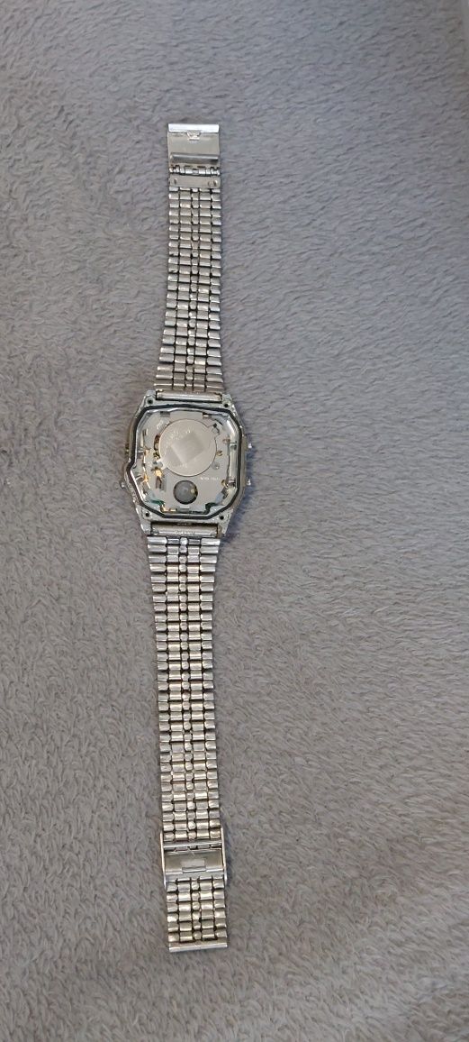 Zegarek  Casio na bransolecie