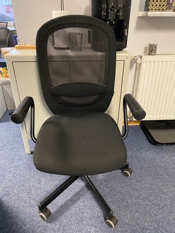 Krzesło biurowe czarne z podłokietnikami