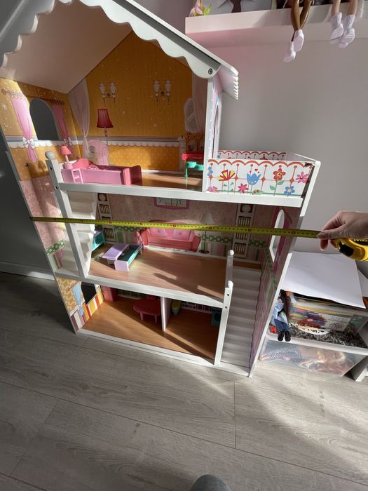 Drewniany domek dla lalek z akcesoriami