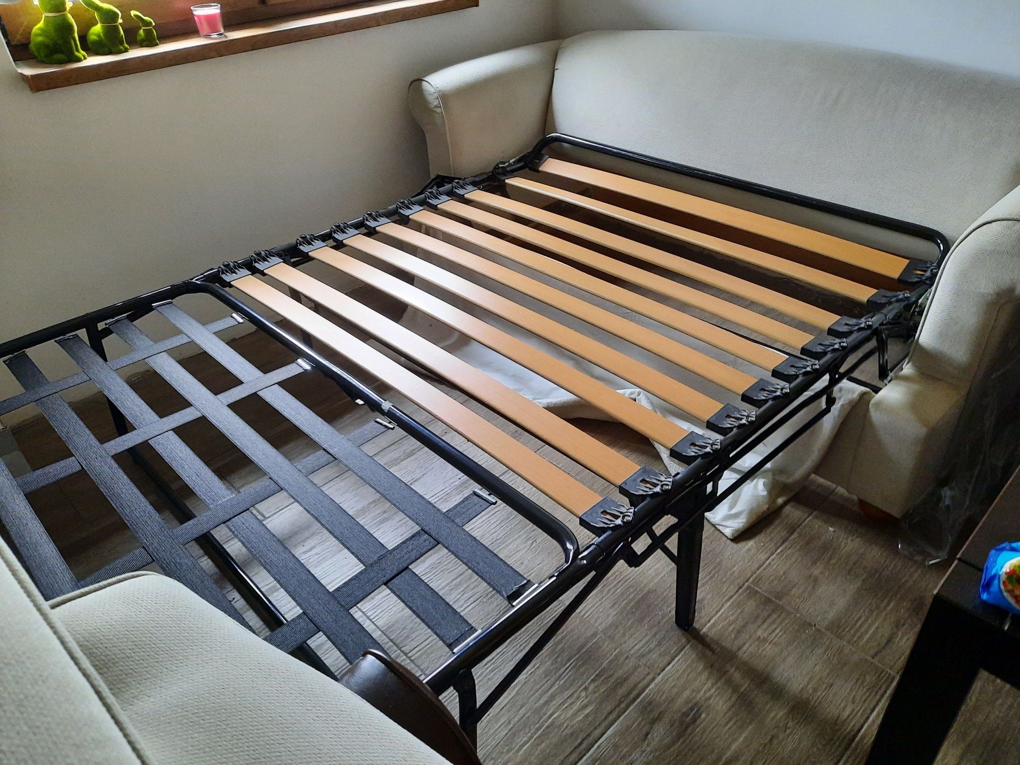 Sofa rozkładana z funkcją spania.