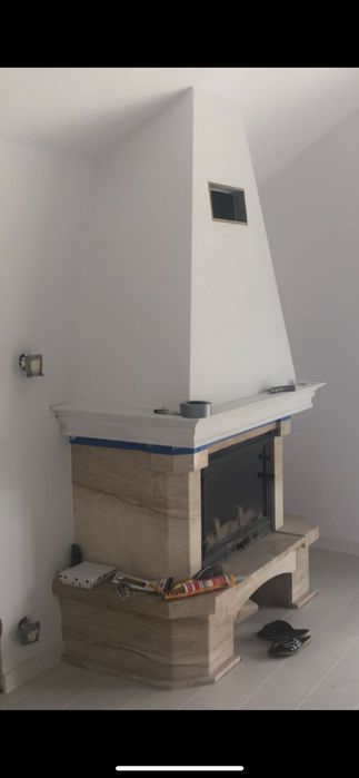 Kominek z marmurem