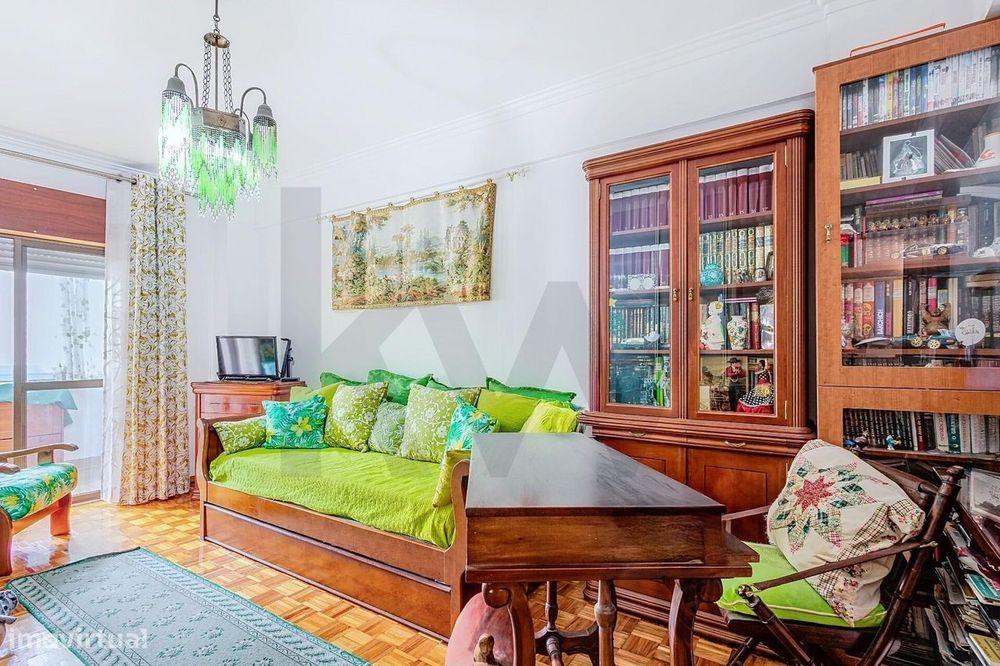 Apartamento T2 com Varanda e Arrecadação — Cacém, 1.º andar