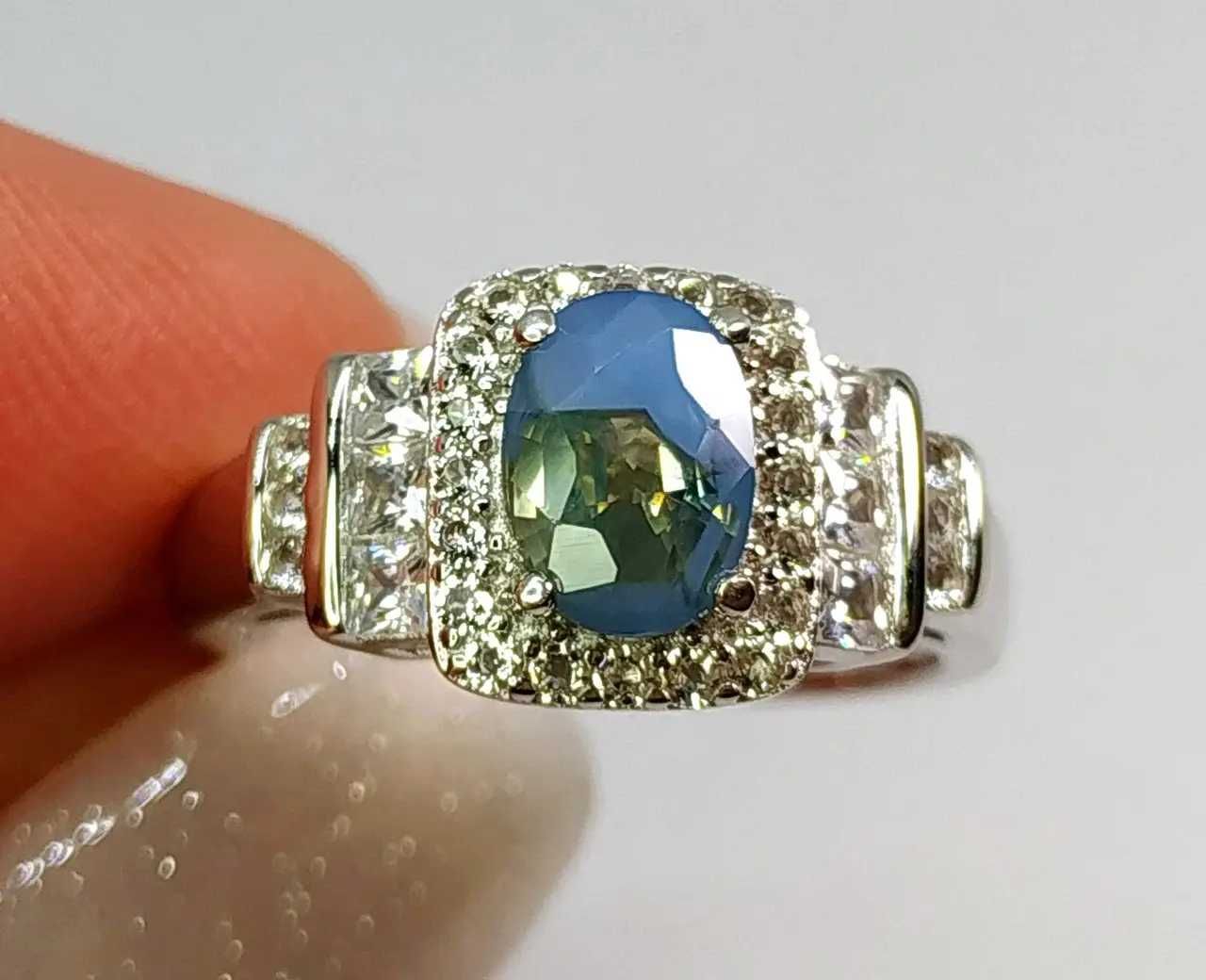 Кольцо с ультраредким мадагаскарским сапфиром 1.35ct и топазами