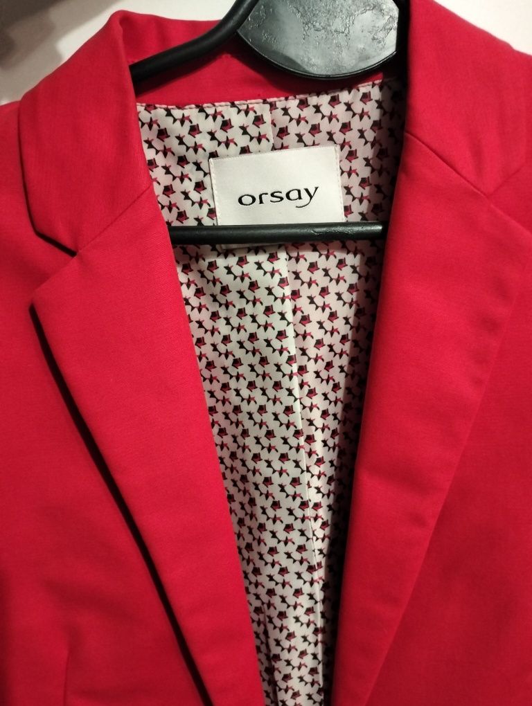 Czerwony żakiet Orsay