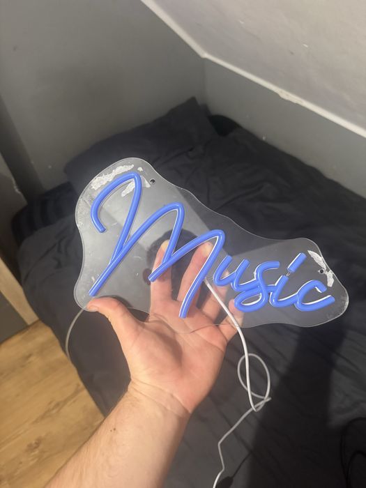Napis led music na sciane