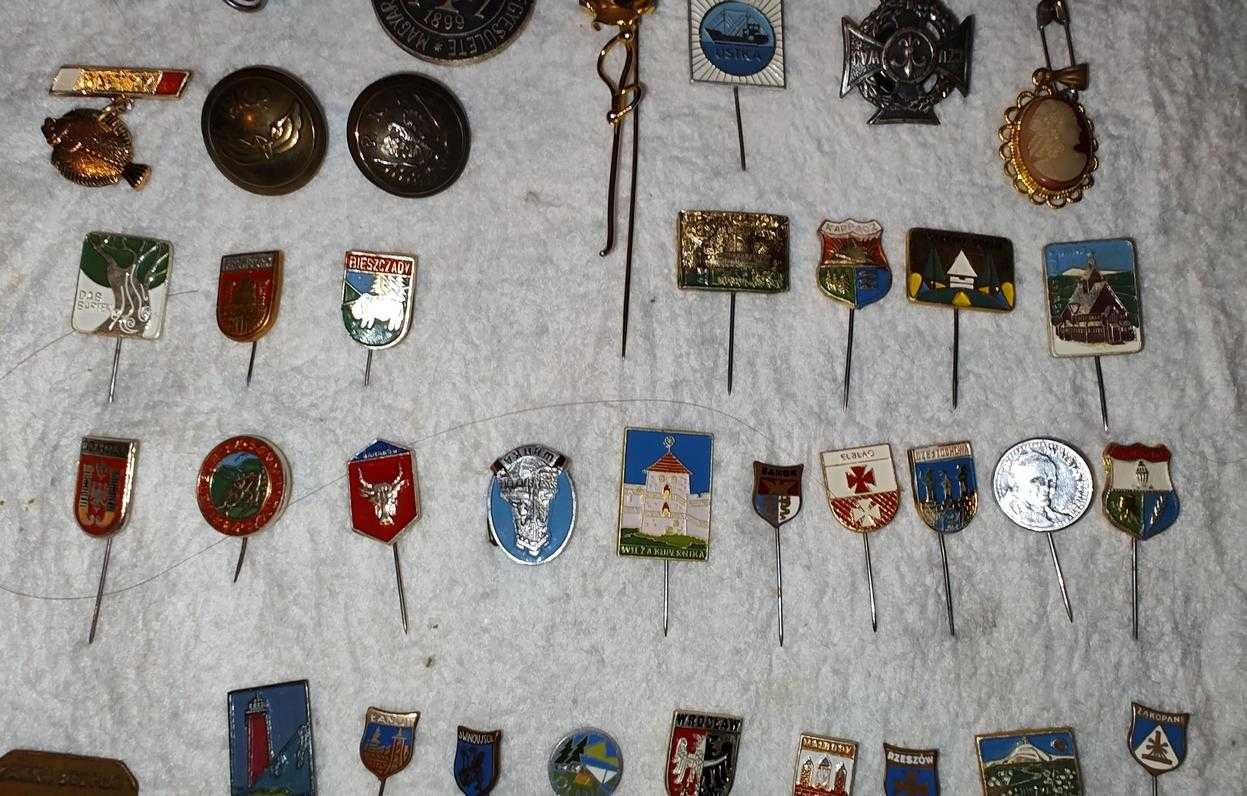 Kolekcja 34 metalowych znaczków, wpinek i przypinek z okresu PRL