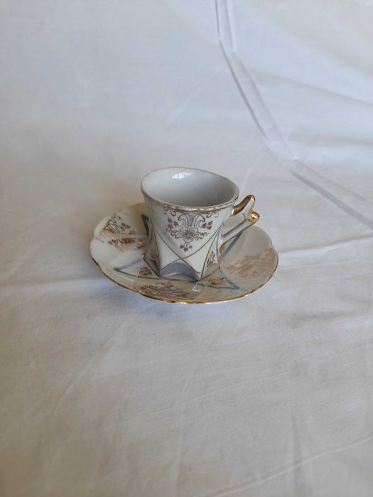 Conjunto chávena e pires antigo de porcelana