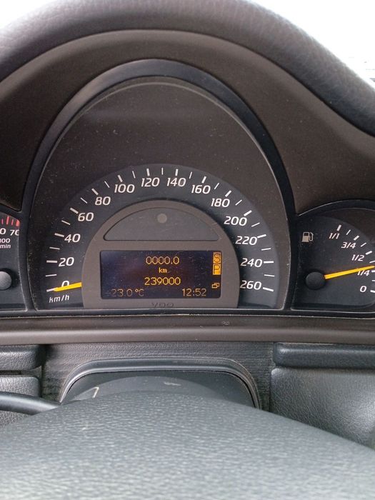 Смарагдовий  Мерседес-Веnz  С200 купе автомобіль на  газу