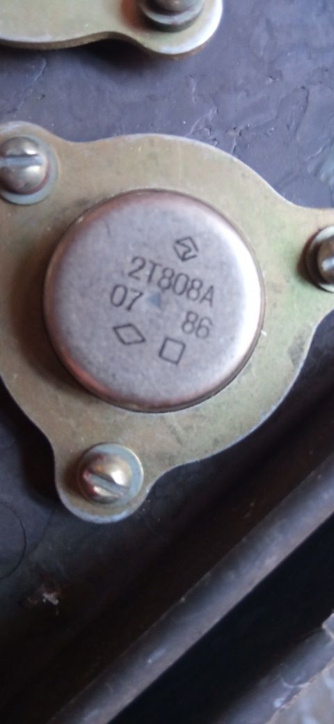 Транзистори 2Т808А на потужному радіаторі .