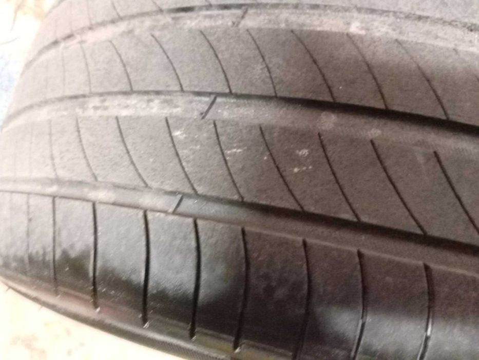 Vendo ou Troco 2 Pneus Michellin 245/45 R17