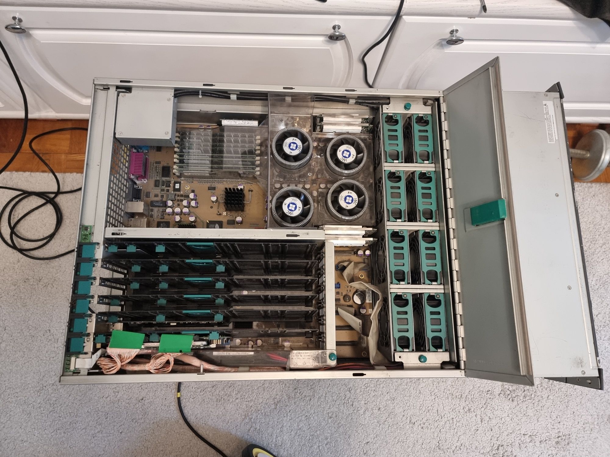 Продам ДУРУ сервер Fujitsu-Siemens Primergy RX600 s1