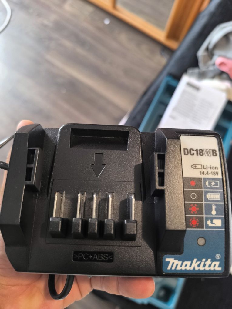 Aparafusadeira Makita 18v  com 2 baterias 2ah
