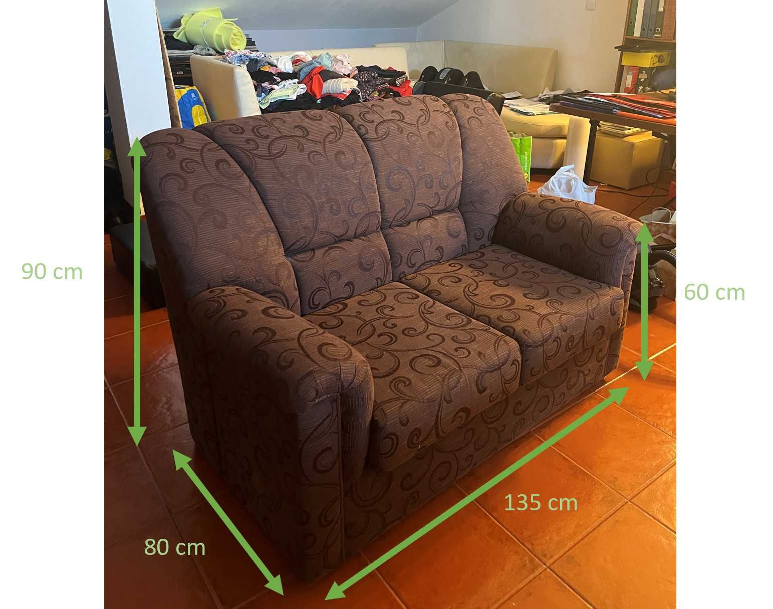 Sofá castanho com padrão novo