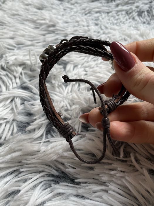 Bransoletka regulowana ze sztucznej skóry z piórkiem