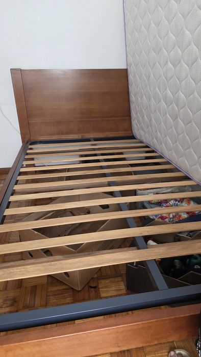Cama/ estrado/ colchão madeira