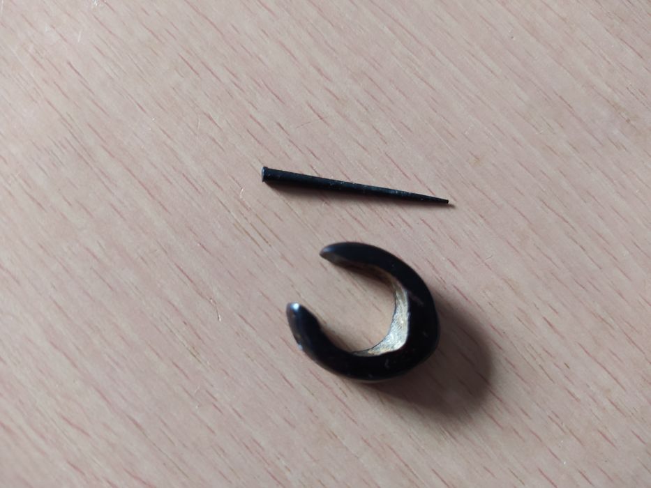 Brinco solitário em madeira coco