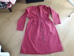 Vestido estilo camiseiro de meia estação tam. XXL em vermelho escuro