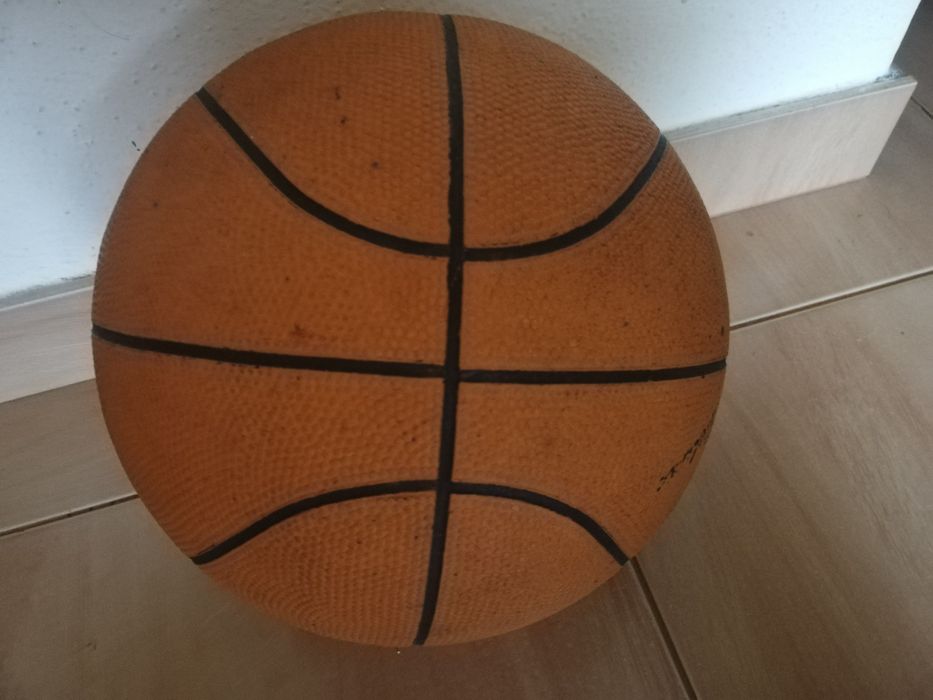 Bola de basquetebol antiga