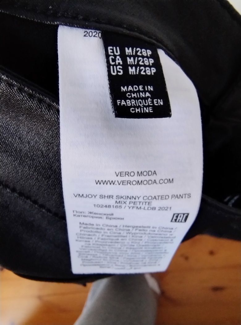 Czarne woskowane spodnie Vero Moda