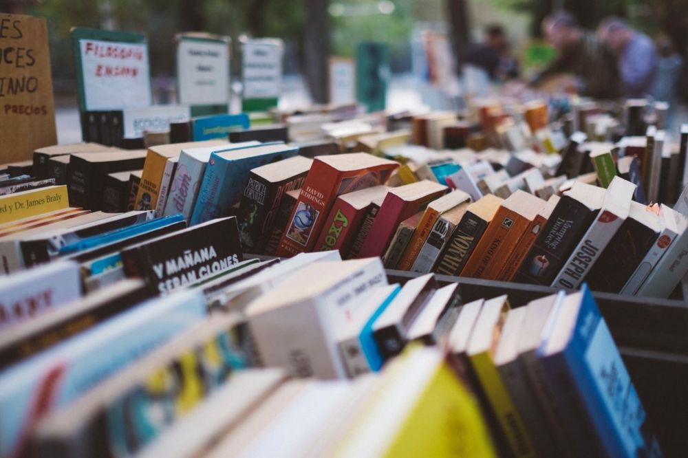 Lote de Livros e Revistas. 50 Unidades.