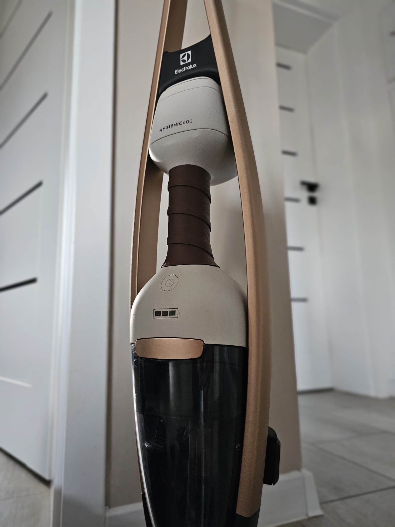 Odkurzacz pionowy bezprzewodowy  Electrolux Hygienic 600 PureWet + sta