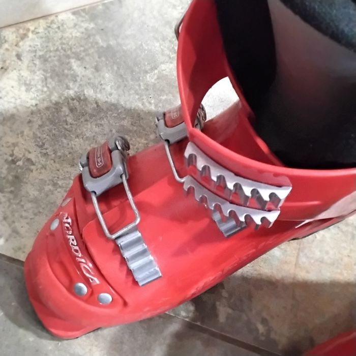 Гірськолижний дитячий комплект : лижі,черевики, шолом.